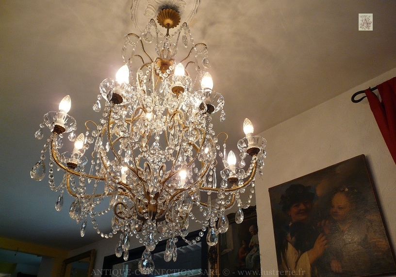 Crystal chandelier with drops